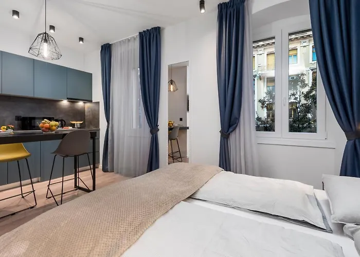 Deluxe Apartments \