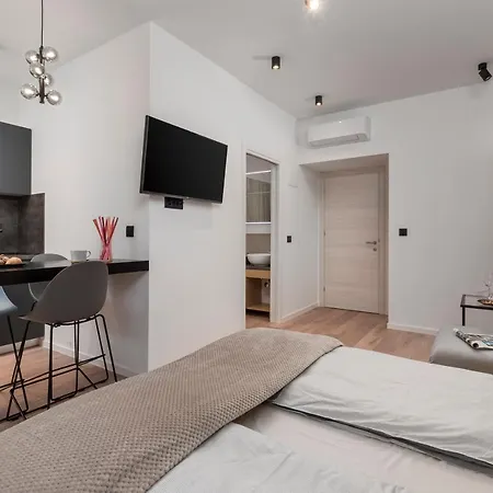 Deluxe Apartments 
