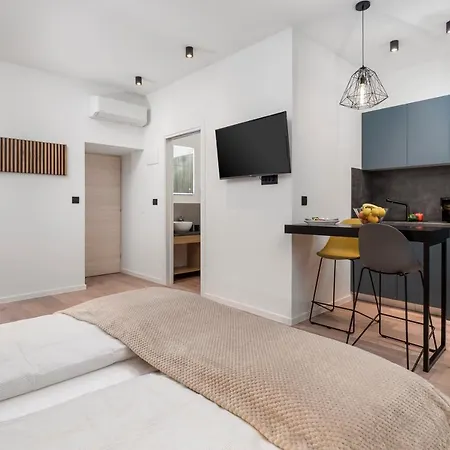 Deluxe Apartments 