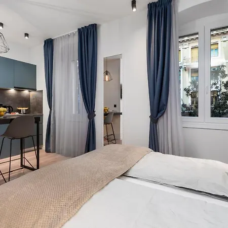 Deluxe Apartments 